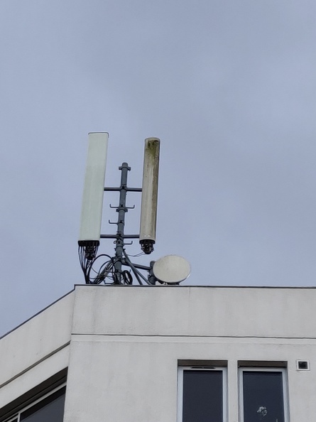 Site Immeuble Bouygues Telecom - Panneau radio à gauche non utilisé